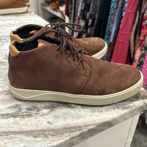 Great condition Olukai chuckas. Minimal scuffing and odor free. Nana Hele sz 9 - Picture 1 of 8